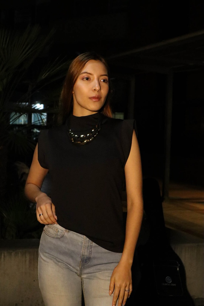 BLUSA POLERA NEGRA MACA