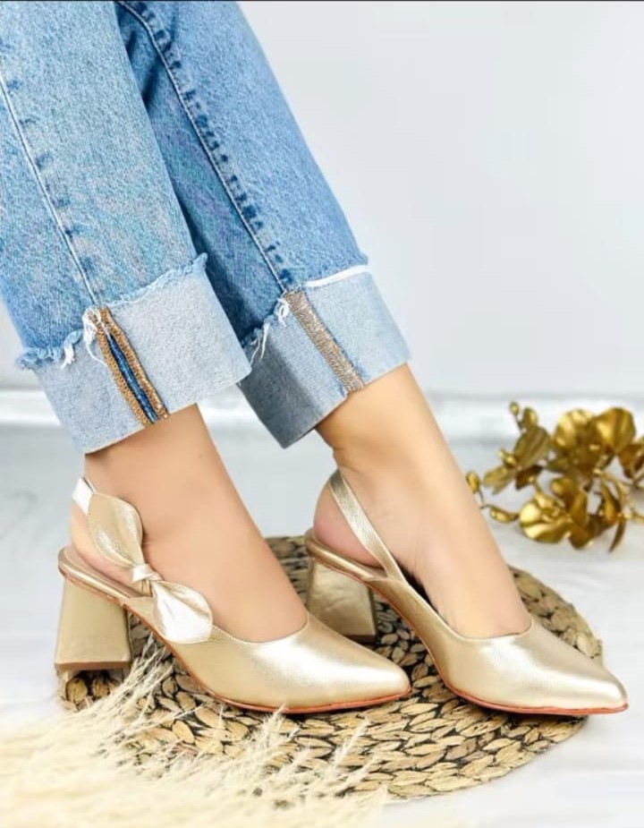 TACON DORADO CON MOÑO