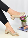 ZAPATO DORADO CON PUNTA EN GRABADO